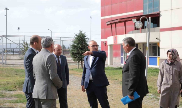 Vali Koç, KYK yurtlarında incelemede bulundu