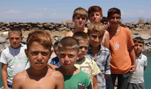 Van Gölü'ne giren çocukların saçları sarı oldu