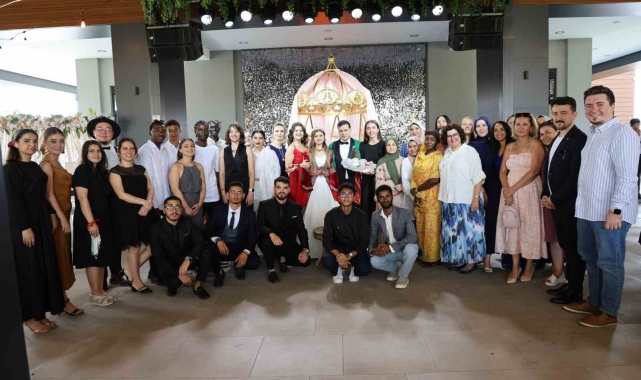 Yabancı öğrenciler öğretmenlerini Türk geleneklerine göre evlendirdi