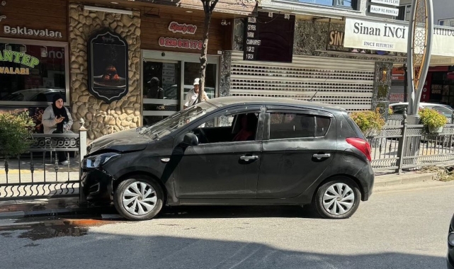 Yalova'da kontrolden çıkan otomobil demir parmaklıklara çarptı
