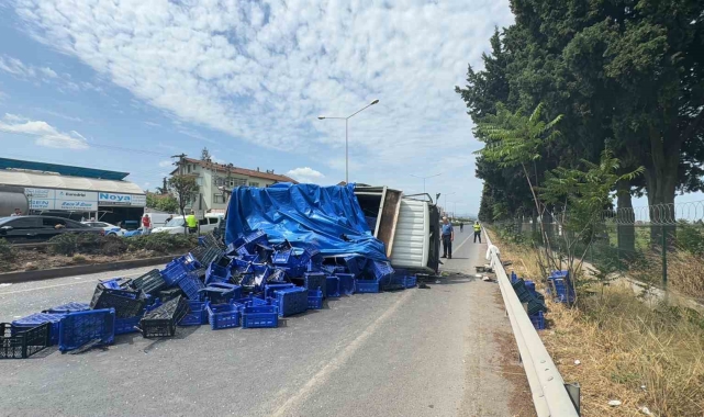 Yalova'da tırla çarpışan kamyonet devrildi: 2 yaralı