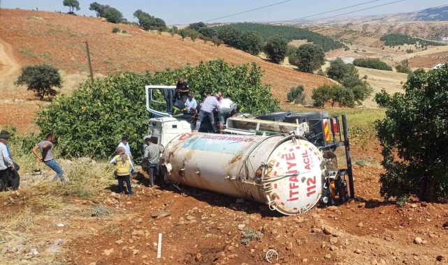 Yangına giden itfaiye tankeri şarampole devrildi: 1 yaralı