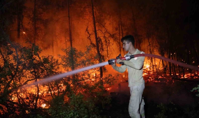 Yangına havadan gece görüşlü helikopterler müdahale ediyor