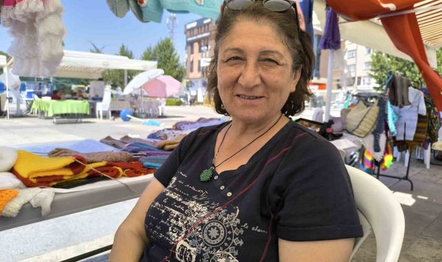 Yaşıtları evde otururken o kışın ördüklerini yazın satıyor, gençlere de örnek oluyor