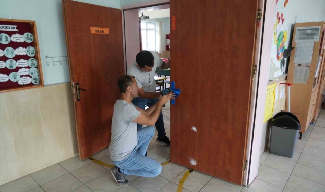 Yaz tatilini fırsat bilen okul müdürü, yardımcısı ile birlikte okulun bakımlarını yapıyor