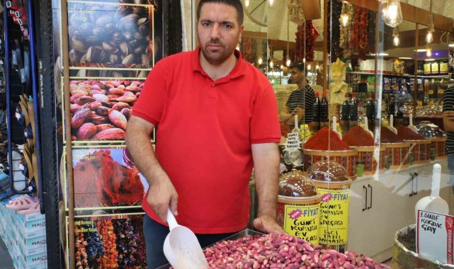 Yeni sezon mahsulü 'ben fıstıklar' tezgahlardaki yerini aldı