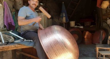 Yıllardır bakırdan lokum kazanları yapıyor