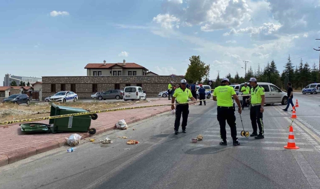 Yol kenarında dilencilik yaptığı iddia edilen kadına hafif ticari araç çarptı