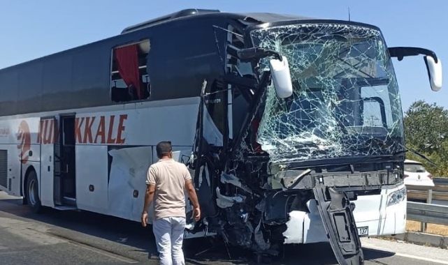 Yolcu otobüsü iş makinesine çarptı: 8 yaralı