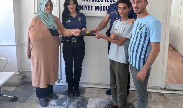 Yolda bulduğu 230 bin lira değerindeki altın bilekliği polise teslim etti
