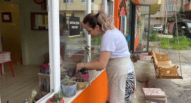 Yoldan geçenlerin sürekli çiçek istemesi canından bezdirdi