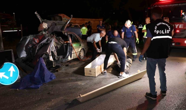 Yön tabelasına çarparak hurdaya dönen otomobilin sürücüsü öldü
