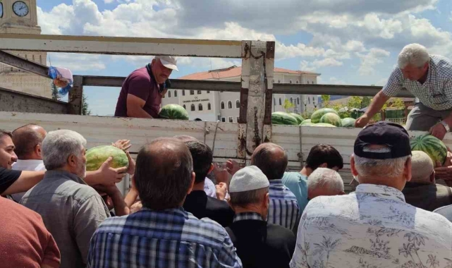 Yozgat'ta 17 ton karpuzu hayır için dağıttı