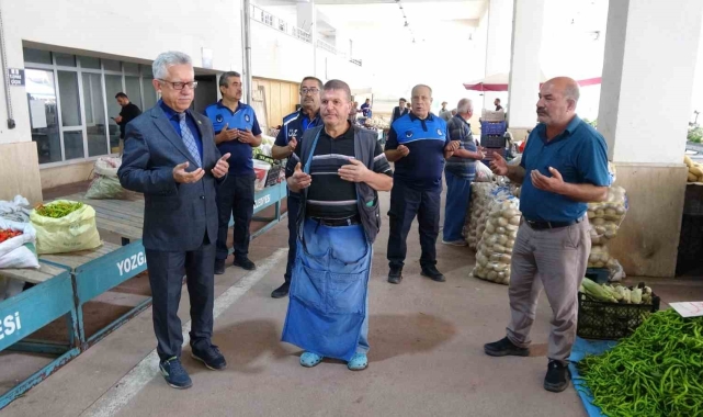 Yozgat'ta 45 yıldır pazarcılar tezgahlarını toplu dua ile açıyorlar