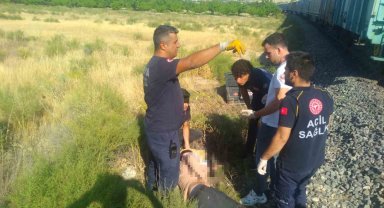 Yük treni çapa motoruna çarptı, anne ve 2 çocuğu hayatını kaybetti