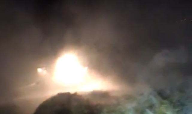 Yüksekova'da gece vakti korkutan yangın: 2 bin bağ ot yandı