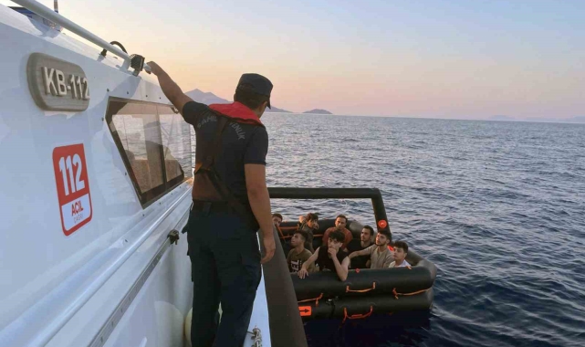 Yunan sahil güvenlik ekipleri 10 düzensiz göçmeni Türk karasularına geri itti