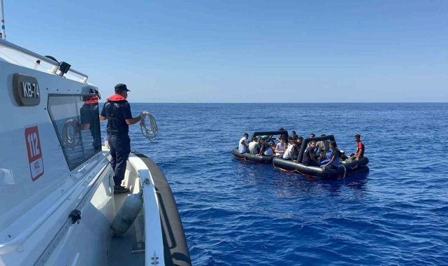 Yunanistan'ın geri ittiği 18 düzensiz göçmen kurtarıldı