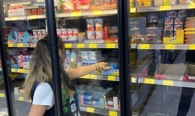 Yunusemre'de raflardan toplatılan ürünler imha edildi