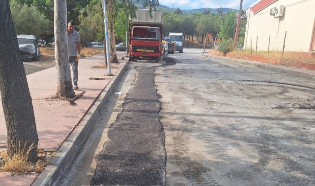 Yunusemre'den küçük sanayi sitesinde asfalt yama çalışması