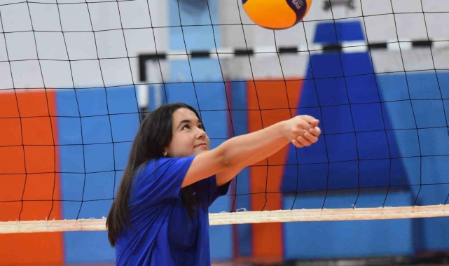 Yunusemreli voleybolcu Nisa'dan spor ve eğitimde örnek başarı