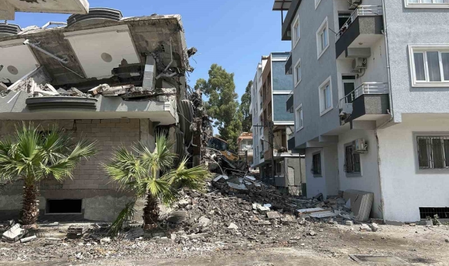 Yürekleri ağza getiren 5 katlı binanın yıkımı tamamlandı