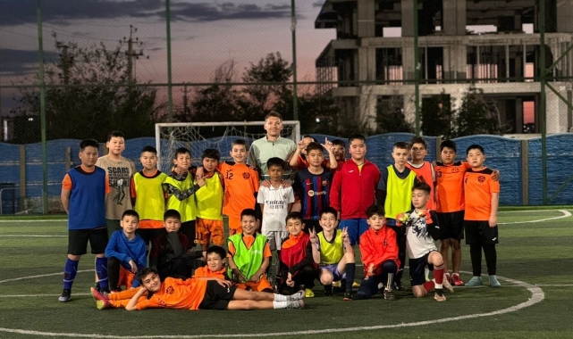 Yürüme zorluğu çekerken şimdi okul futbol takımına seçildi