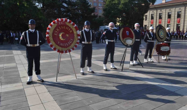 Zafer Bayramı kutlamaları çelenk sunumu ile başladı