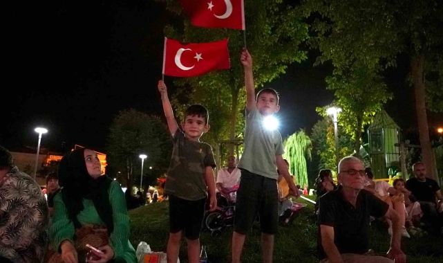 Zafer öyküsünü dev ekrandan izlediler