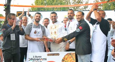 10 dakikada 15 metre börek yedi, altınları kazandı