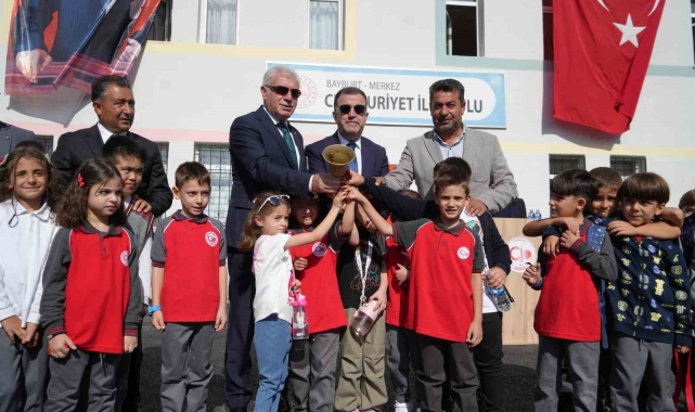 13 bin 500 öğrencinin ders başı yaptığı Bayburt'ta yeni eğitim öğretim yılı renkli görüntülerle başladı
