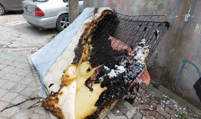 2.5 yaşındaki çocuk çakmakla yatağı yakıp annesine haber verdi