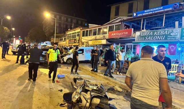 6 araca çarpan otomobilde 3 kişinin yaralandığı kaza güvenlik kamerasına yansıdı