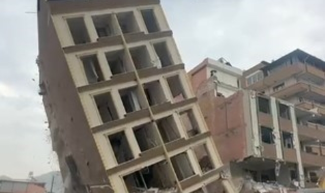 8 katlı bina iş makinesinin dokunuşuyla yerle bir oldu