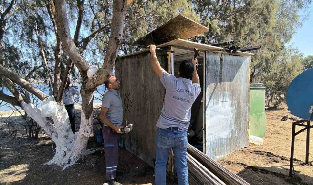 Adadaki kaçak kulübe söküldü