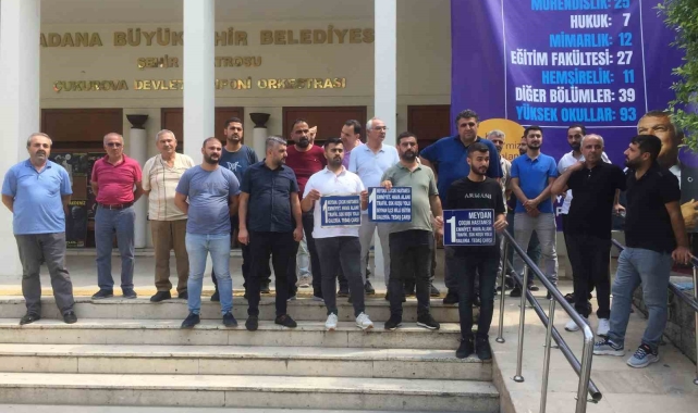 Adana'da dolmuş şoförleri belediye önünde eylem yaptı