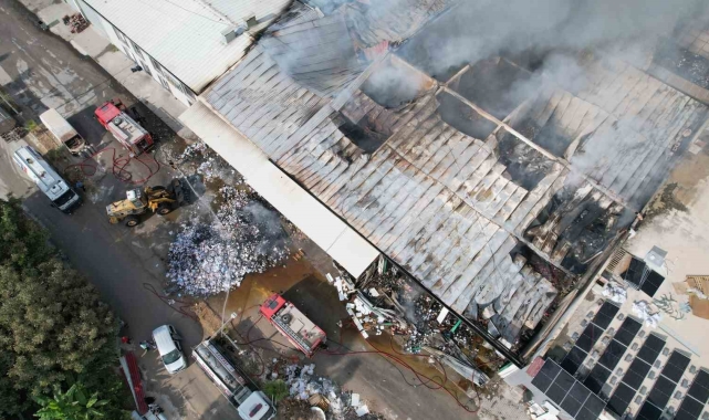 Adana&#039;da kitap dağıtım deposu yandı: 10 işyeri küle döndü