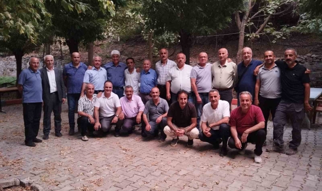 Adanalı öğretmen 42 yıl sonra öğrencileri ile buluştu