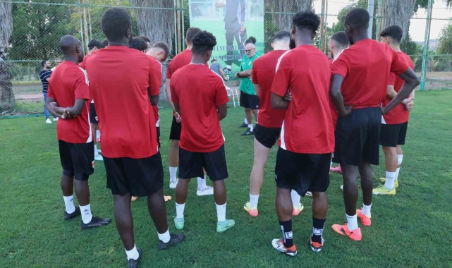 Adanaspor'da antrenman öncesi Sol Bamba anısına saygı duruşu yapıldı