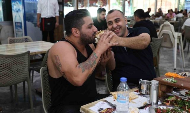 Adana'ya gelen turistler kebap yemeden dönmüyor