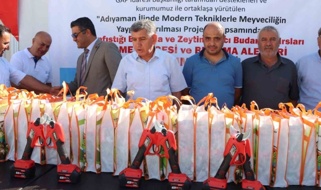Adıyaman'da 46 çiftçiye akülü budama makası hibe edildi
