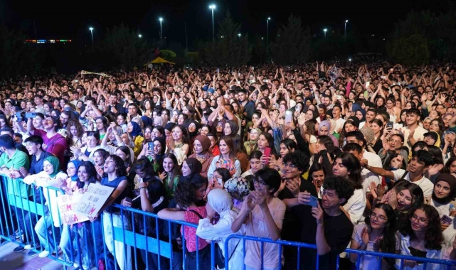Adıyaman'da Pinhani konseri büyük ilgi gördü