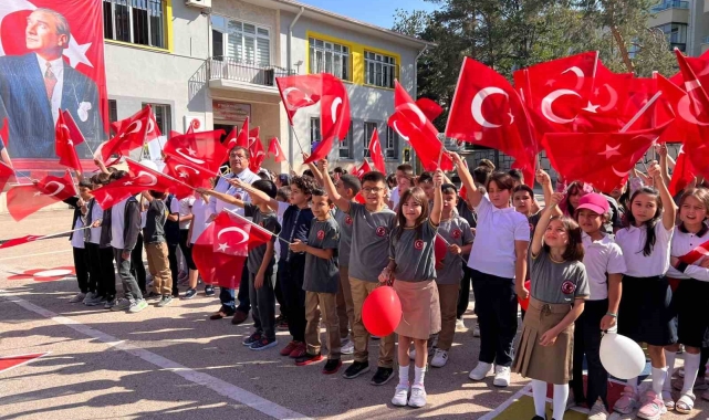 Afyonkarahisar'da yeni eğitim dönemi 143 bin öğrenci ile başladı