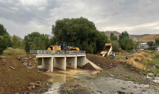 Ağrı'da köy yolları yenilendi