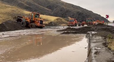 Ahlat-Adilcevaz kara yolunda heyelan