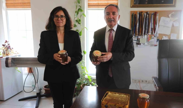 AİÇÜ'de üretilen ilk balın hasadı yapıldı