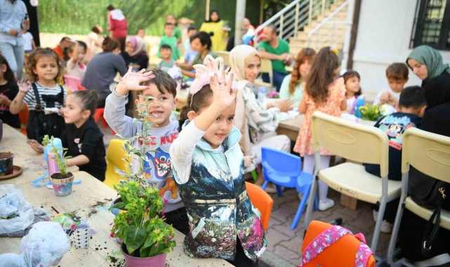 Aileler ve çocuklar birlikte saksı boyayıp çiçek ekti
