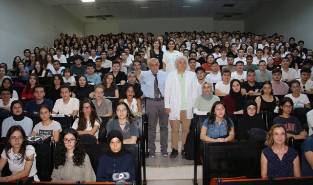 Akdeniz Üniversitesi Tıp Fakültesi'nde hekim adaylarına ilk ders