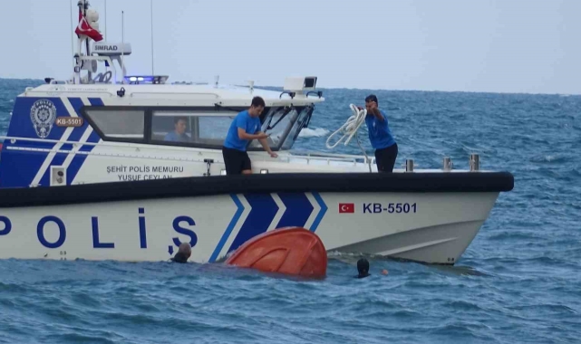 Alabora olan bottaki 4 kişi boğulmaktan son anda kurtuldu
