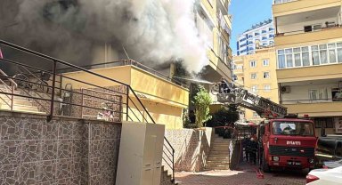 Alanya'da çıkan yangında daire kullanılamaz hale geldi